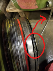 Grooving caused by unlevel plunger being lowered down