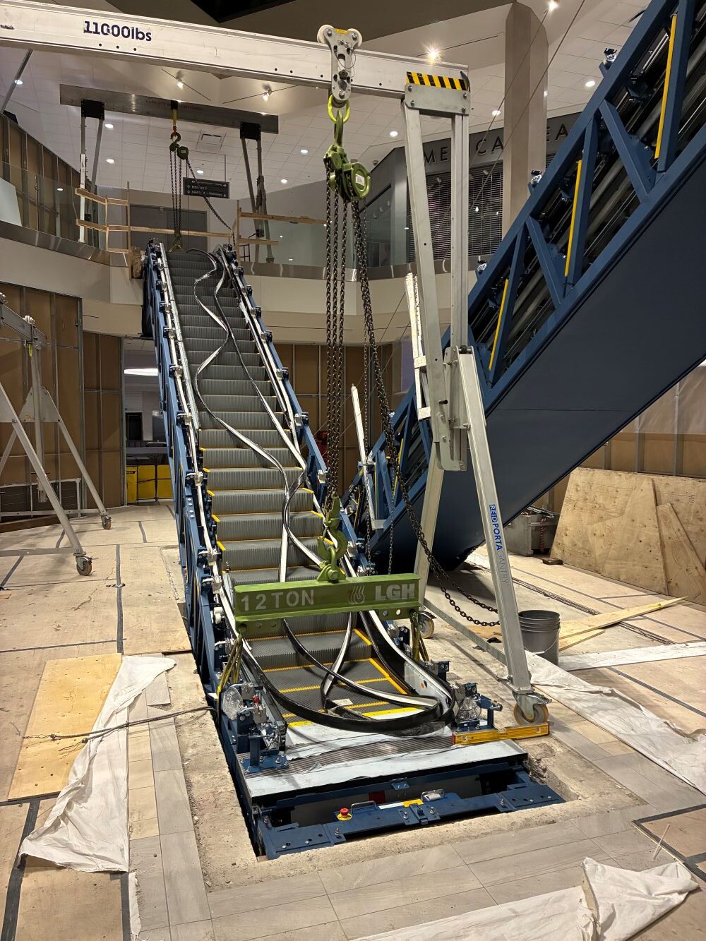 Escalator installation with aluminum gantry cranes and lifting beam